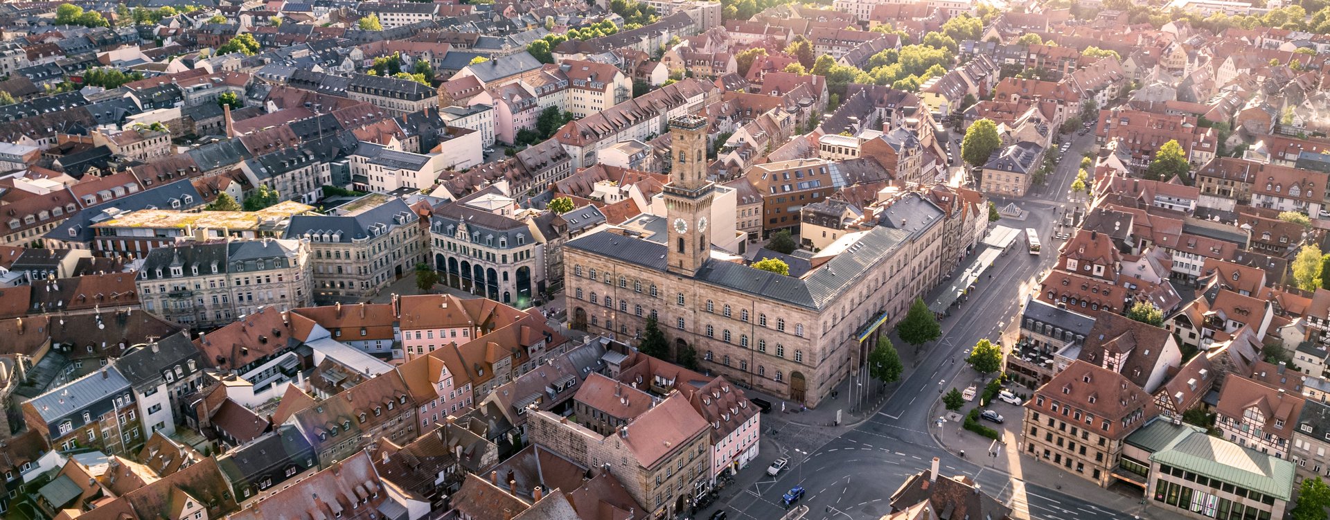 Luftbild des Rathauses Blick von schräg oben auf das Fürther Rathaus