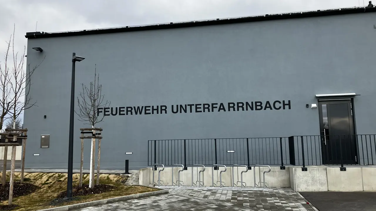 Ansicht auf den Eingang des neuen Feuerwehrgerätehauses in Unterfarrnbach