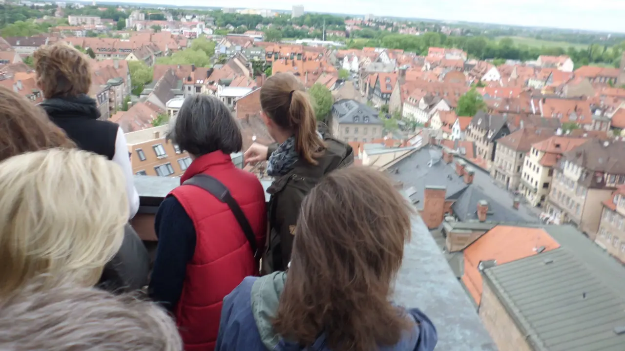 Eine Gruppe Frauen hat vom Rathausturm aus einen beeindruckenden Blick auf die Altstadt.