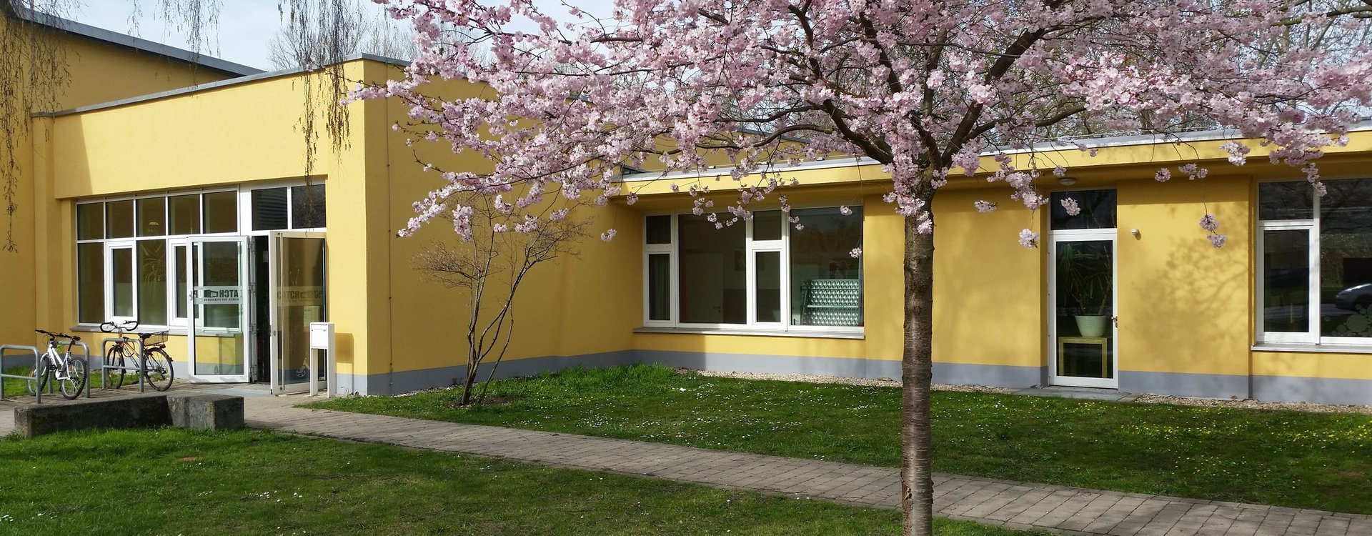 Außenbereich mit Garten im Kinder- und Jugendhaus Catch Up