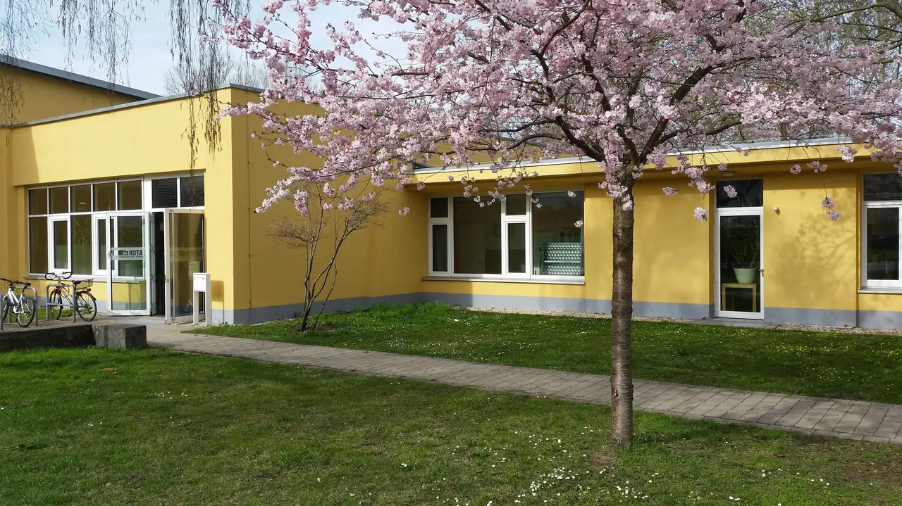 Außenbereich mit Garten im Kinder- und Jugendhaus Catch Up