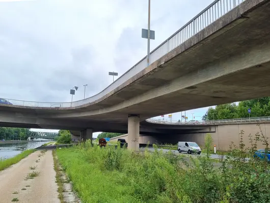 Brücke vom Wegrand aus, links ist der Main-Donau-Kanal, rechts die Südwesttangente