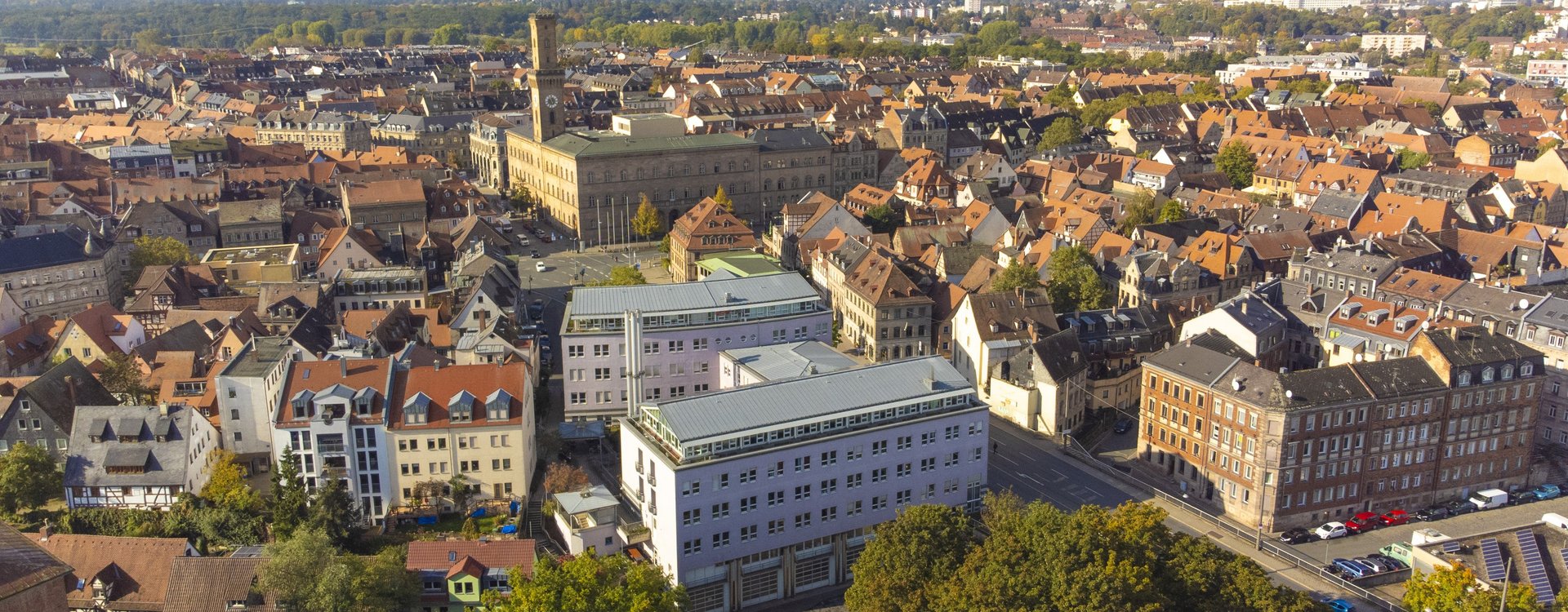 Sozialrathaus mit dahinter liegendem Rathaus und Wirtschaftsrathaus