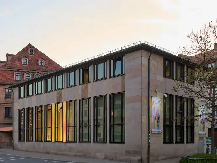 Außenansicht auf die Fensterfront der Kunstgalerie Fürth.