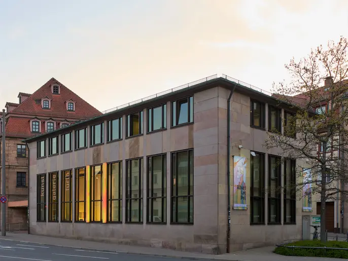 Außenansicht auf die Fensterfront der Kunstgalerie Fürth.