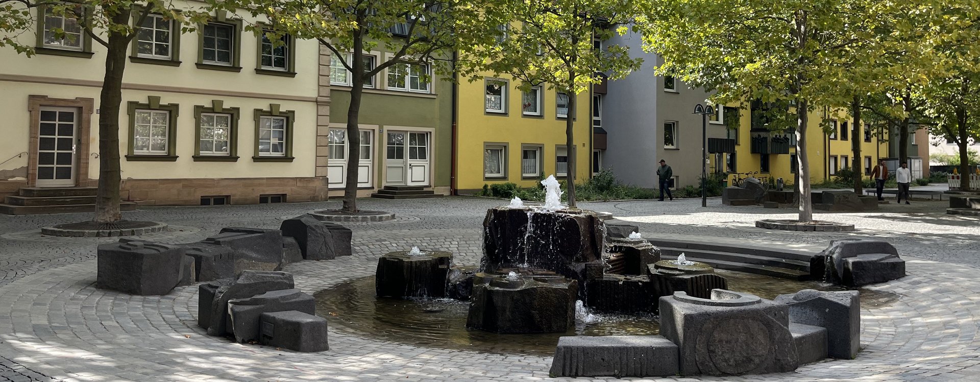 Blick auf den Brunnen am Löwenplatz im Gänsbergviertel