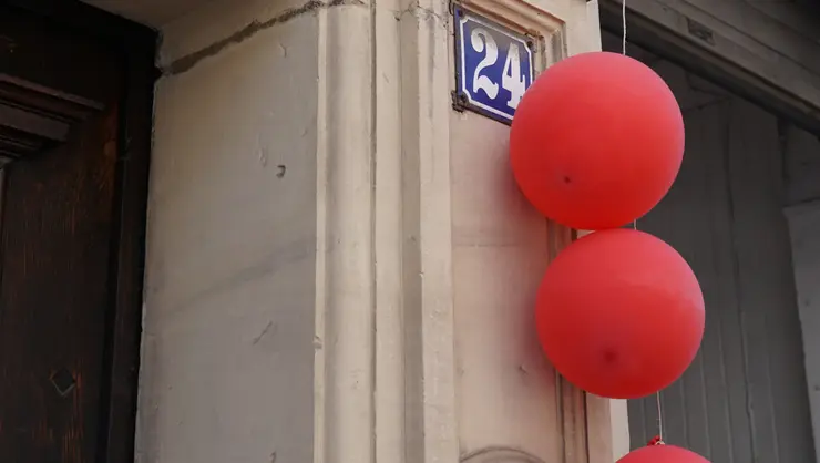 Mit Ballons geschmückter Hauseingang für die Hofflohmärkte