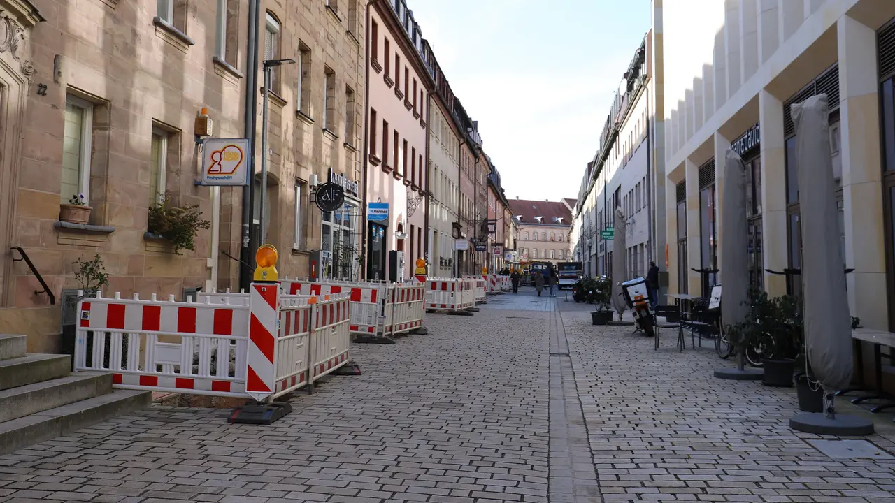 Blick in die Alexanderstraße vor dem Beginn es Ausbaus im April 2024