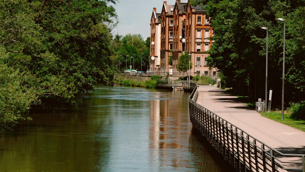 Uferpromenade mit Rednitz