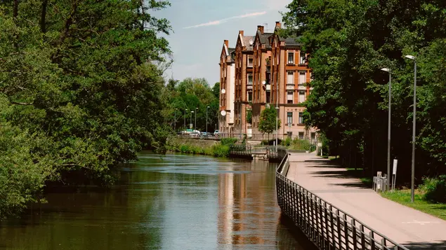 Uferpromenade mit Rednitz