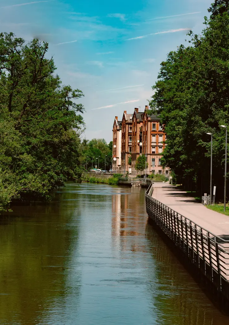 Ufer-Promenade mit Fluss Rednitz