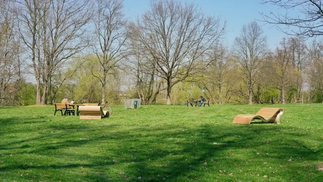 Grillplatz und Liegebänke am Schießanger 