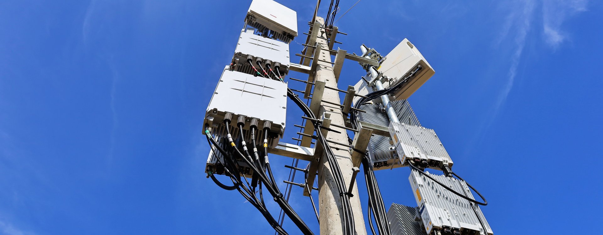 Ansicht einer Mobilfunkanlage vor blauem Himmel