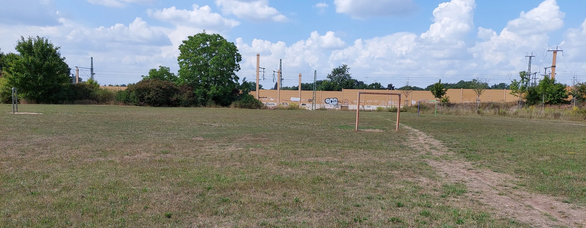 Bolzplatz mit Wiese und Toren