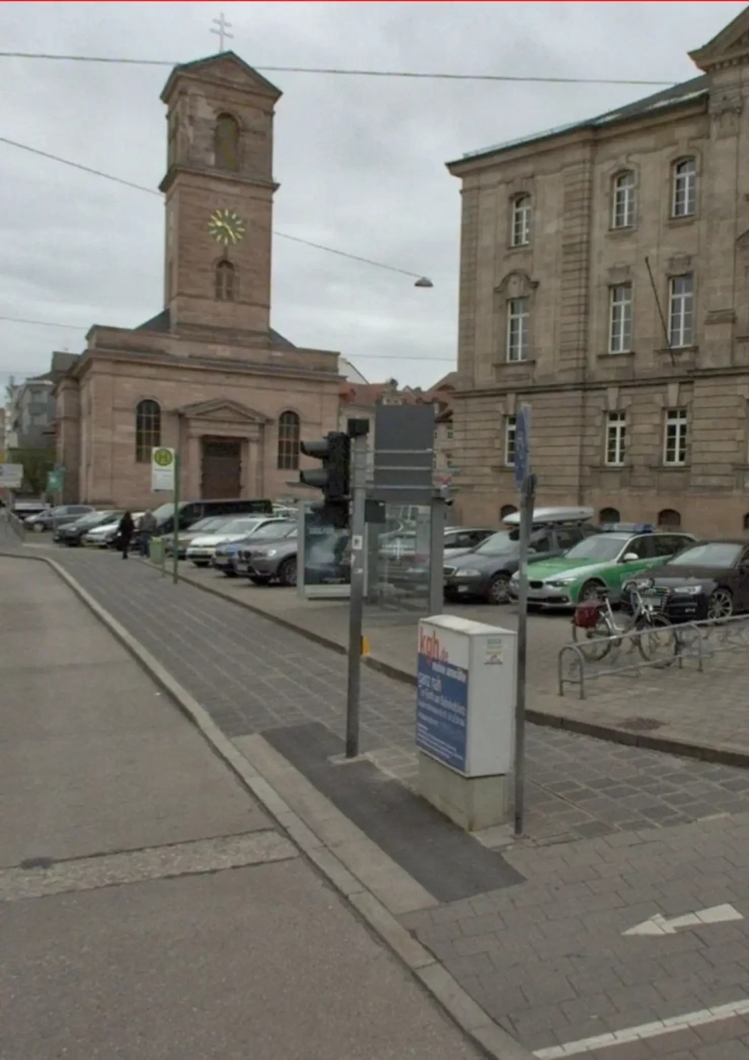 Historische Aufnahme vor der Umgestaltung: Der Platz vor dem Amtsgericht wurde als Parkplatz genutzt.