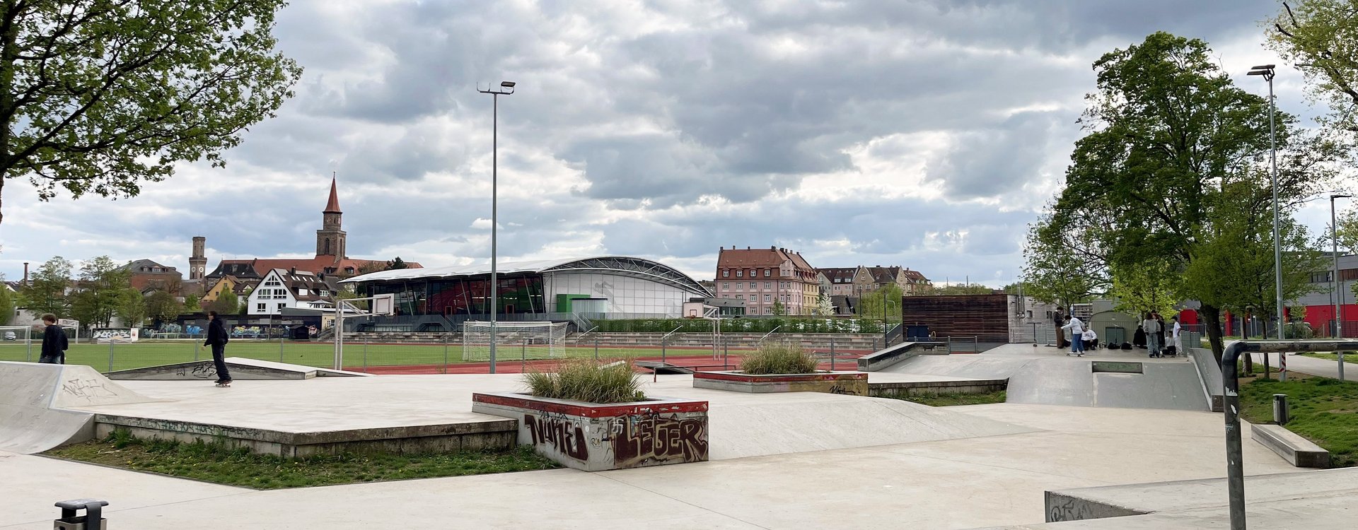 Totalaufnahme des Skateparks an der Charly-Mai-Sportanlage