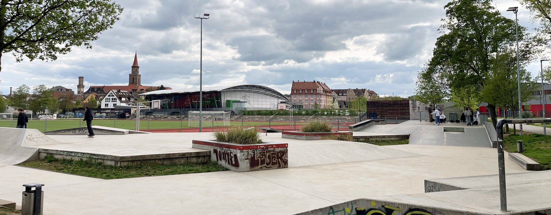 Totalaufnahme des Skateparks an der Charly-Mai-Sportanlage