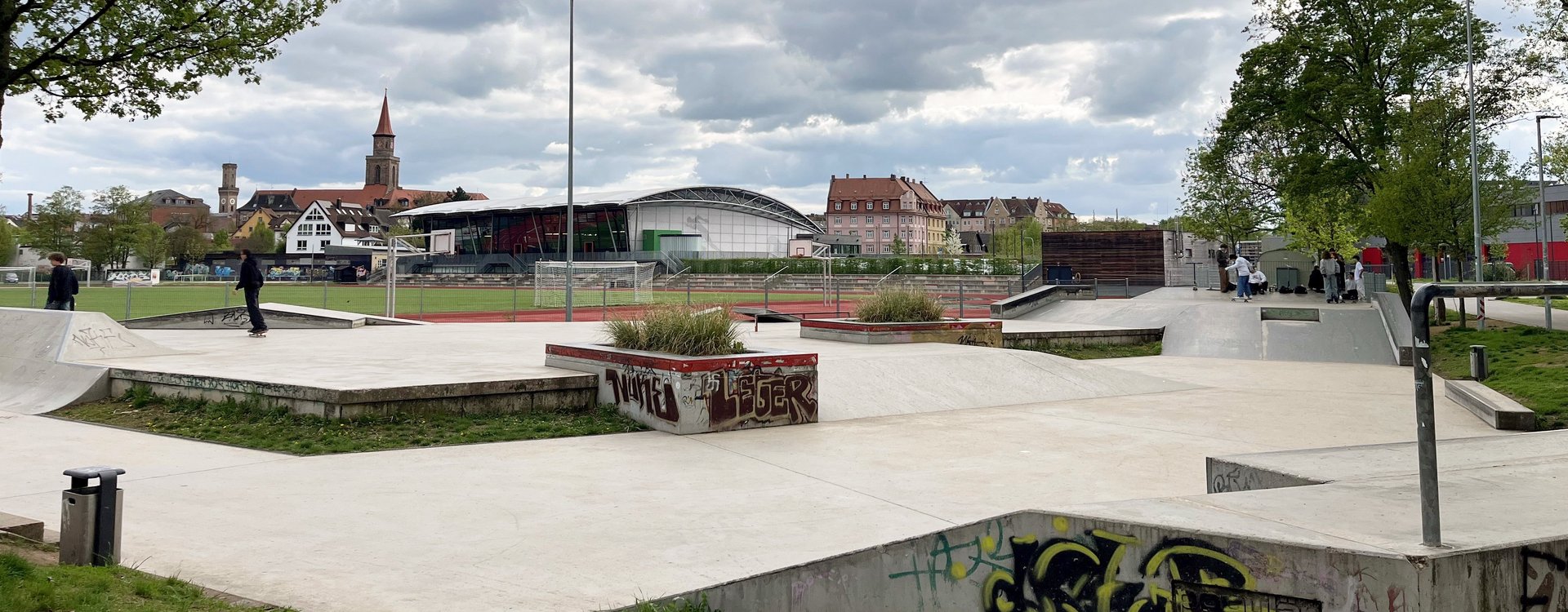 Totalaufnahme des Skateparks an der Charly-Mai-Sportanlage