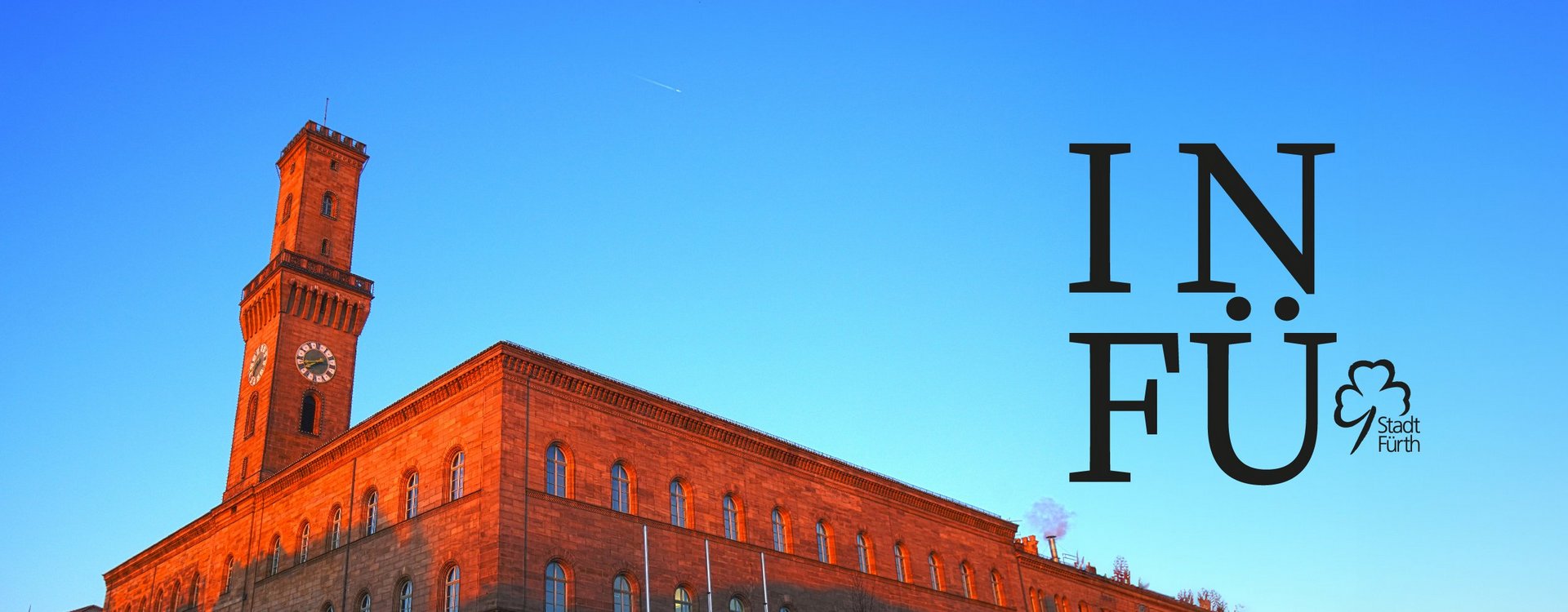 Das Fürther Rathaus bei Sonnenaufgang und das Logo der INFÜ.