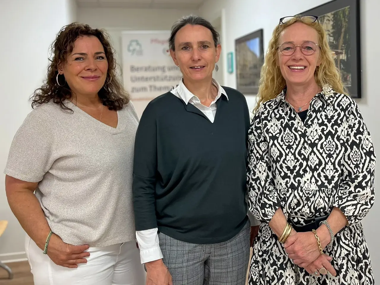 Das Team des Pflegestützpunktes Fürth steht in den Räumlichkeiten des Pflegestützpunktes. Von links nach rechts: Sabine Thiel, Koordinatorin Sylvie Lamotte und Stephanie Soares Barbosa.