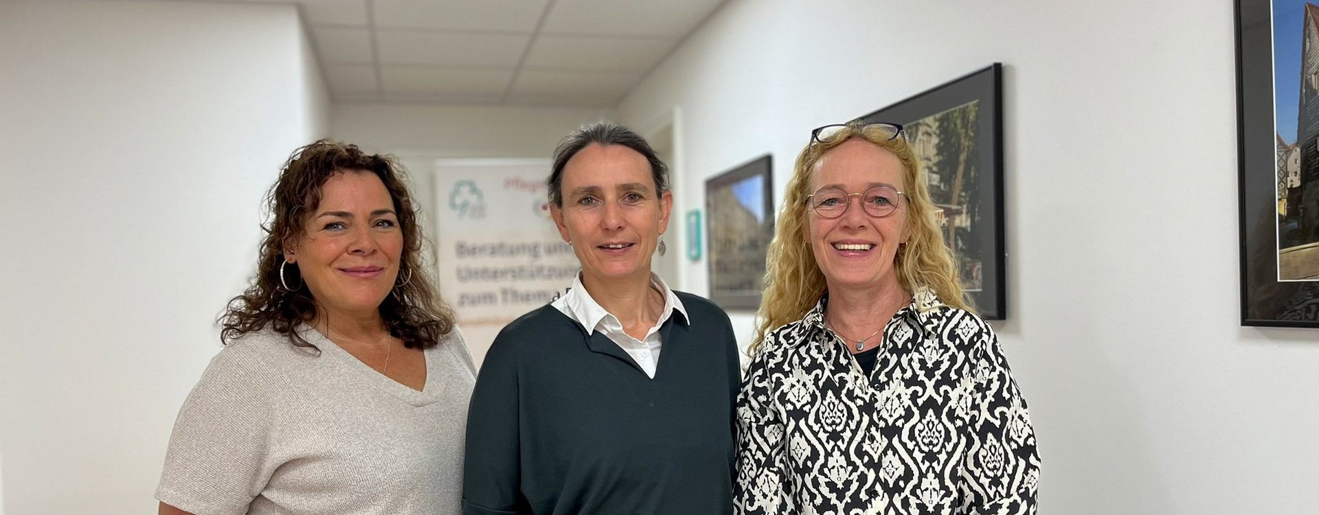 Das Team des Pflegestützpunktes Fürth steht in den Räumlichkeiten des Pflegestützpunktes. Von links nach rechts: Sabine Thiel, Koordinatorin Sylvie Lamotte und Stephanie Soares Barbosa.