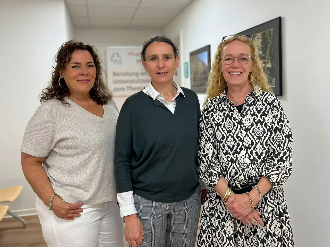 Das Team des Pflegestützpunkts Das Team des Pflegestützpunktes Fürth steht in den Räumlichkeiten des Pflegestützpunktes. Von links nach rechts: Sabine Thiel, Koordinatorin Sylvie Lamotte und Stephanie Soares Barbosa.