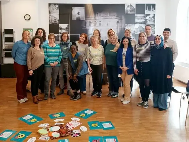 Teilnehmende des Antirassismus-Workshop lachen in die Kamera. Klick öffnet Bild in größerer Ansicht.