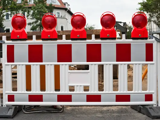 Absperrbake mit roten Bauleuchten