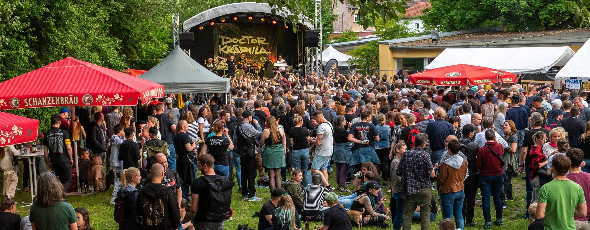 Gut gefülltes Gelände des Open Air am Lindenhain mit vielen Zuschauerinnen und Zuschauern 