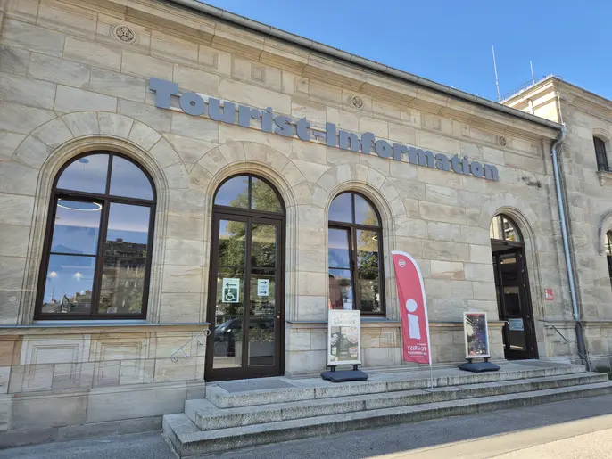 Eingang Tourist-Information im Bahnhof.