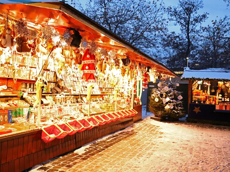 Leuchtender Verkaufsstand mit Weihnachtsartikeln