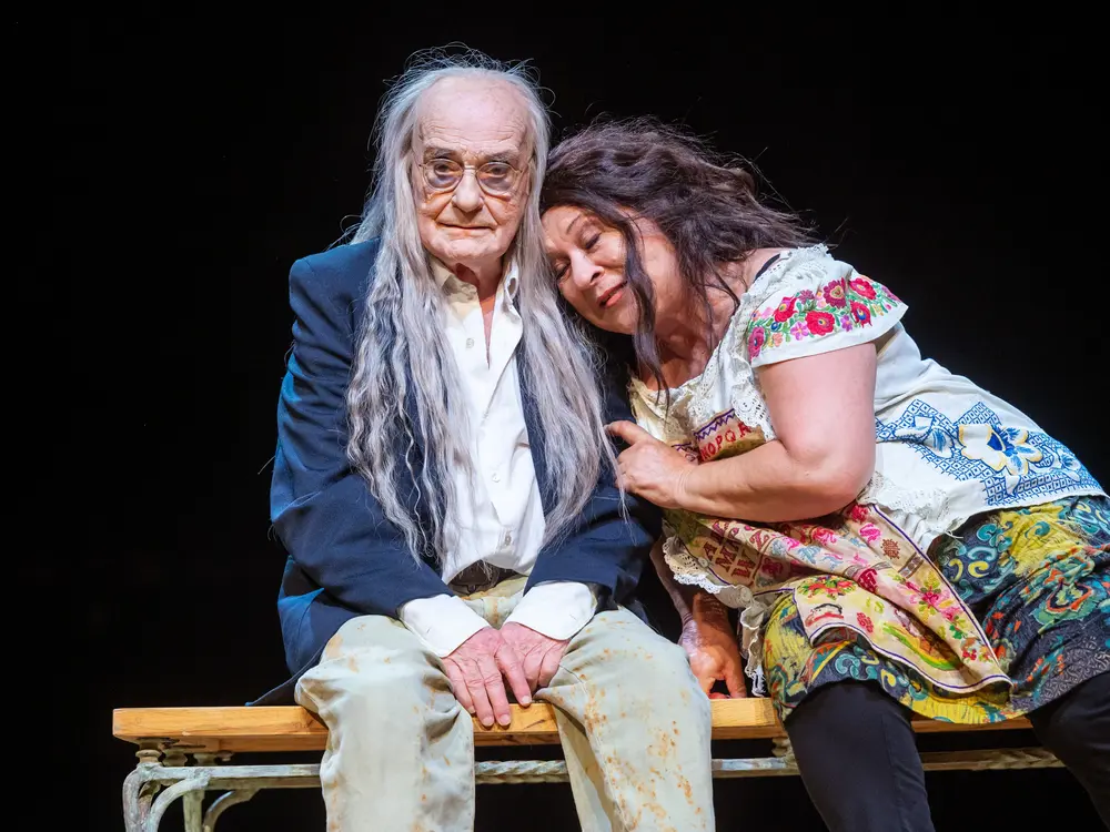 Szenenfoto mit Eva Mattes und Roberto Ciulli. Klick öffnet Bild in größerer Ansicht.