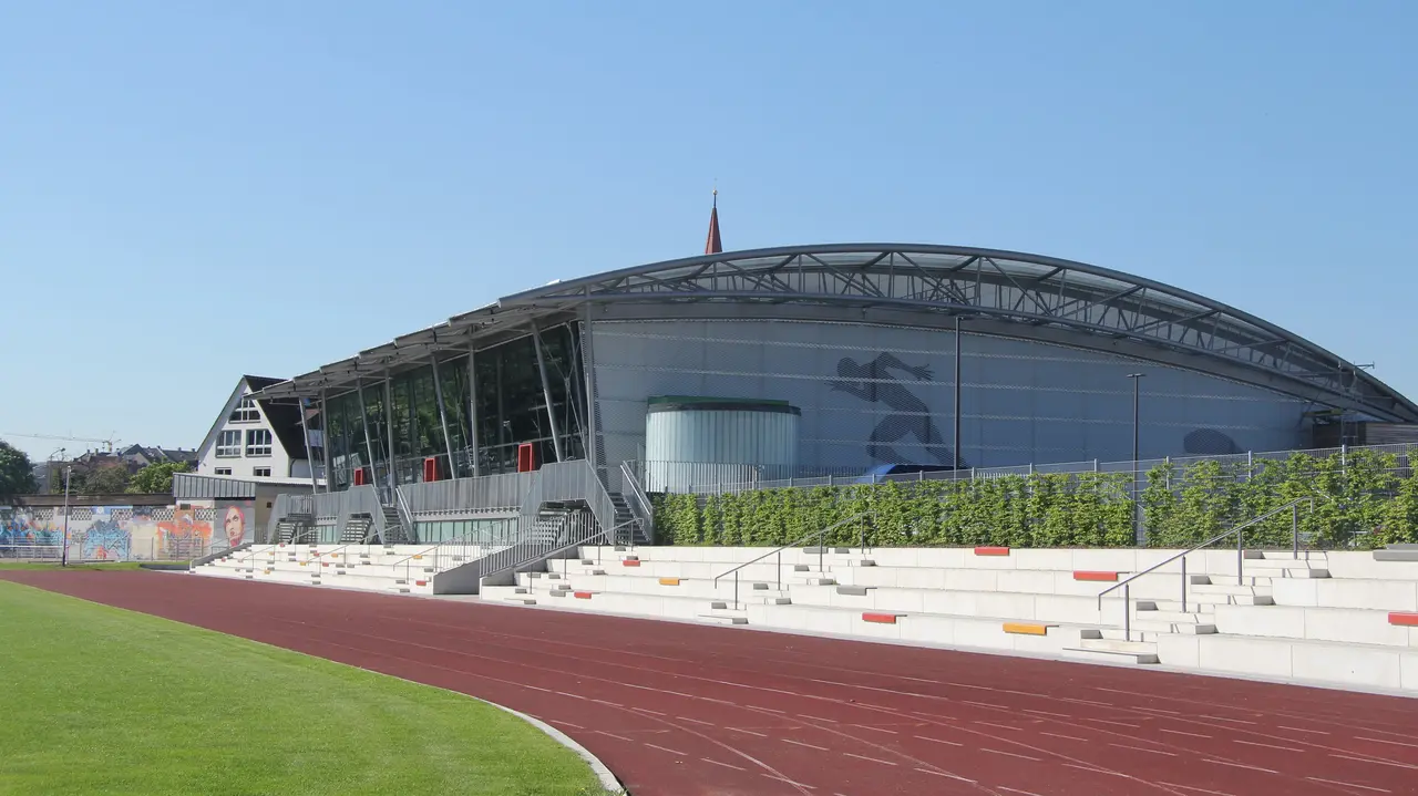 Außenansicht der Julius-Hirsch-Sporthalle inklusive Laufbahn