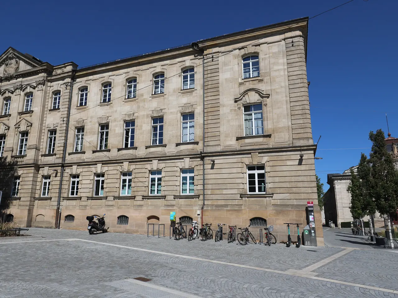 Fassade des Amtsgericht Fürth am Hallplatz