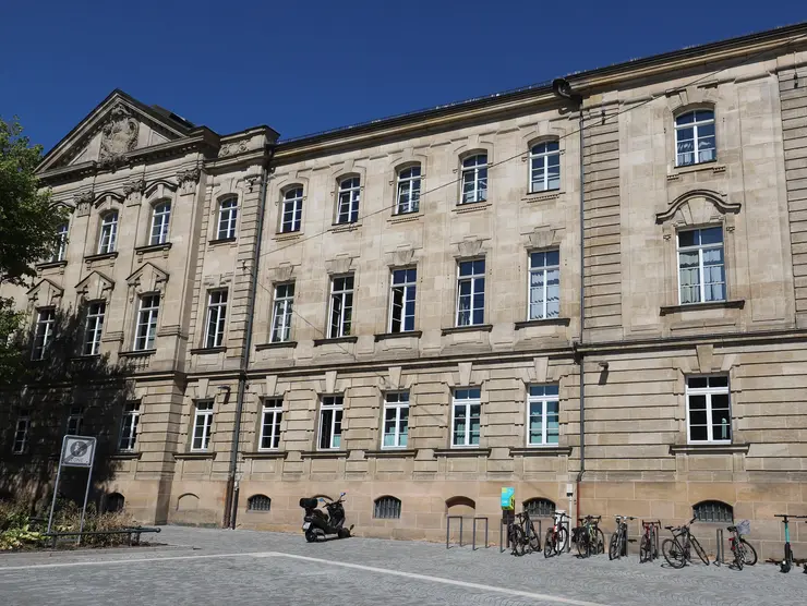 Fassade des Amtsgericht Fürth am Hallplatz