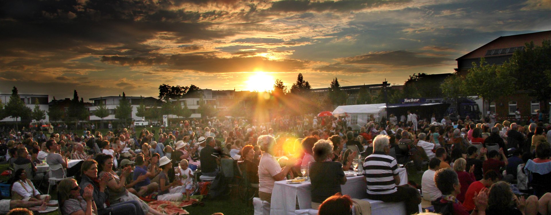 Publikum bei Klassik Open Air im Südstadtpark vor Sonnenuntergang