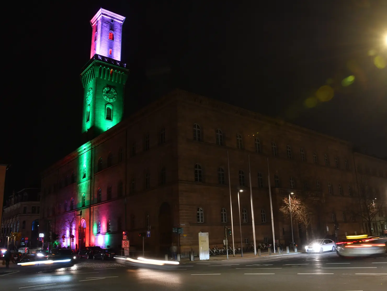 Illuminiertes Rathaus; Klick zeigt Bild in größerer Darstellung. 