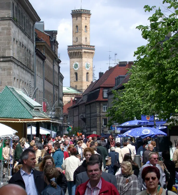 Blick in die belebte Fußgängerzone mit Rathaus