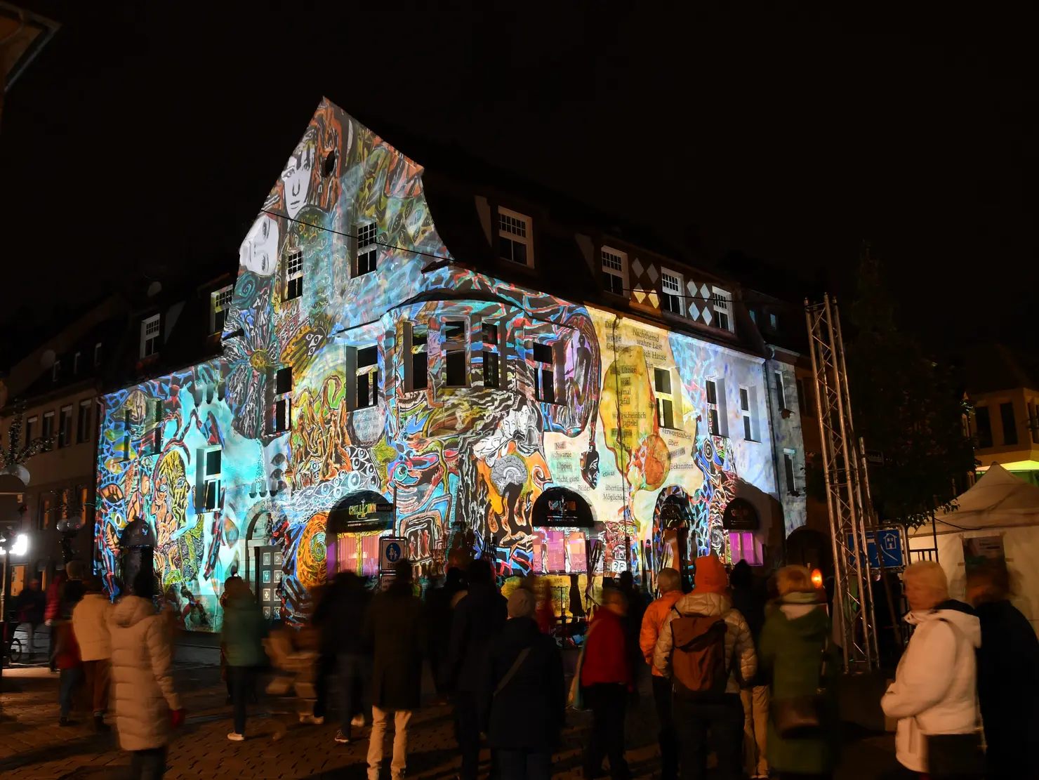 Illuminierte Moststraße; Klick zeigt Bild in größerer Darstellung. 