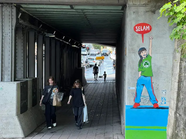 Mädchen mit grünem T-Shirt und Kleeblatt mit Text "Selam", Klick öffnet Bild in größerer Ansicht