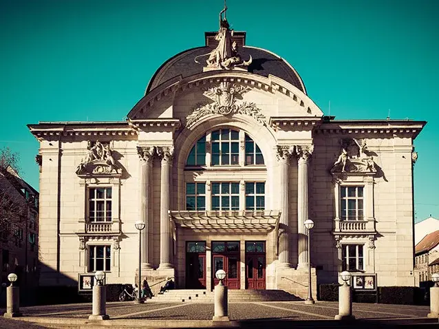 Frontalansicht des neobarocken Stadttheaters.