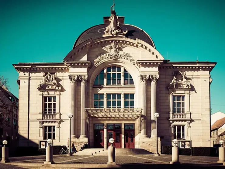 Frontalansicht des neobarocken Stadttheaters.