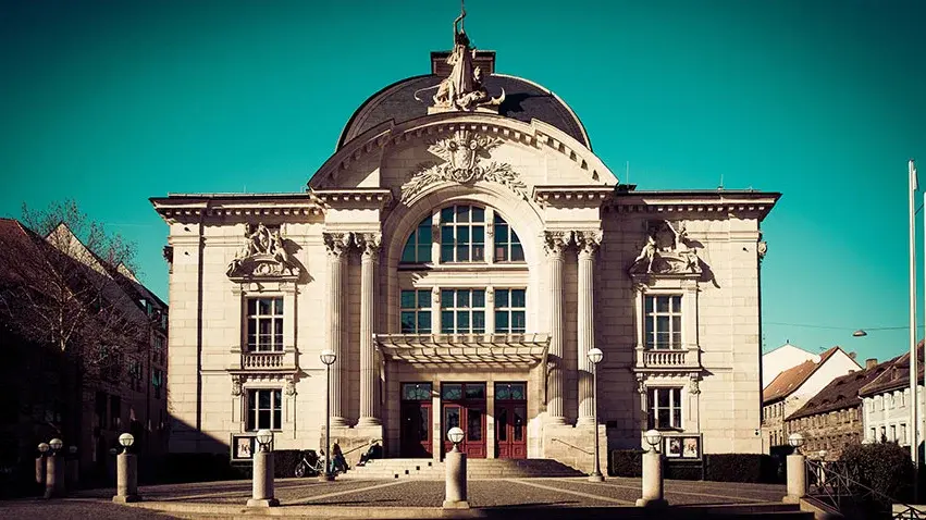 Frontalansicht des neobarocken Stadttheaters.