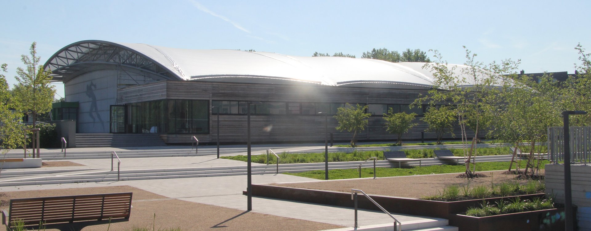 Außenansicht der Julius-Hirsch-Sporthalle inklusive Vorplatz