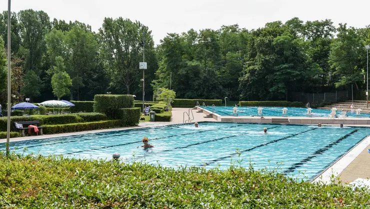 Schwimmbecken im Sommerbad Fürth 