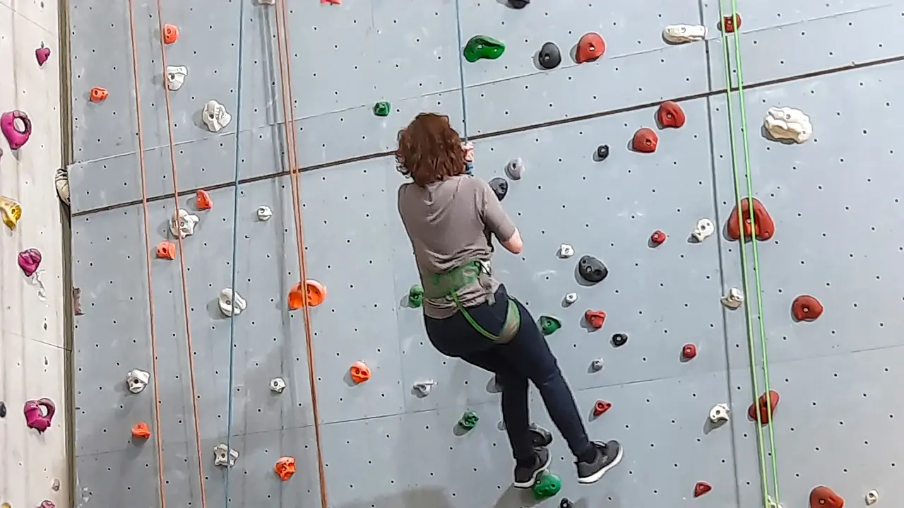 Eine Person an der Kletterwand