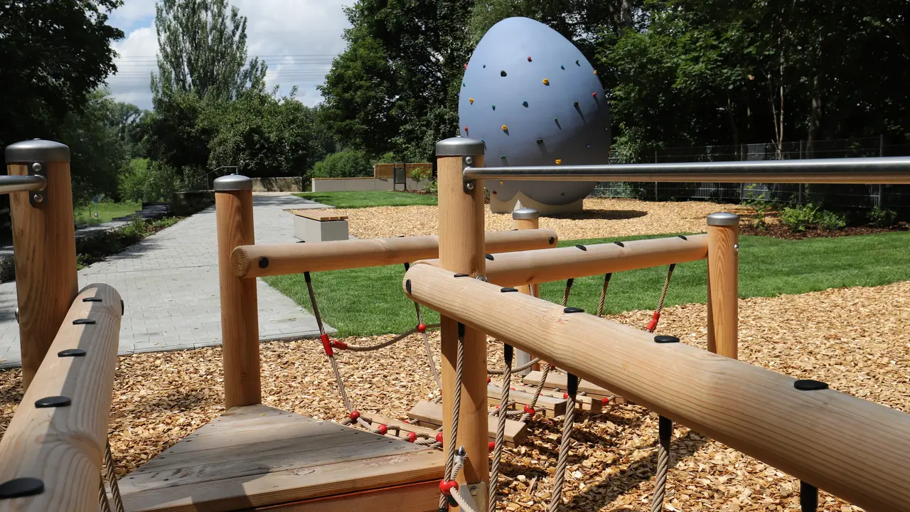 Gerüst und "Kletter-Ei" auf dem Spielplatz in der Dambacher Straße