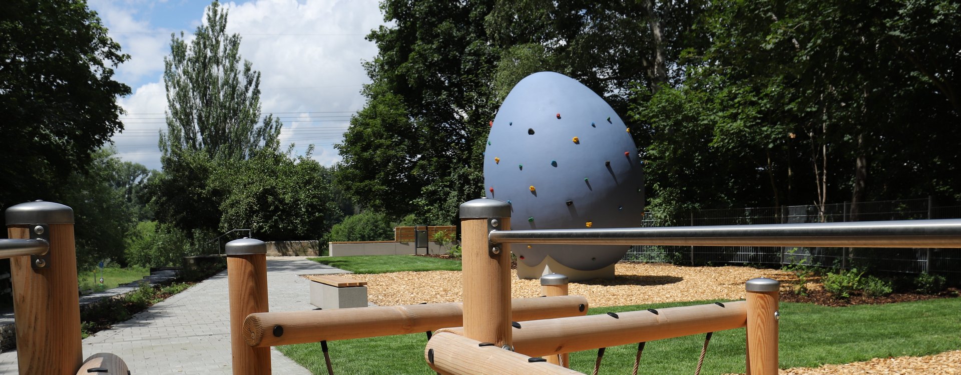 Gerüst und "Kletter-Ei" auf dem Spielplatz in der Dambacher Straße