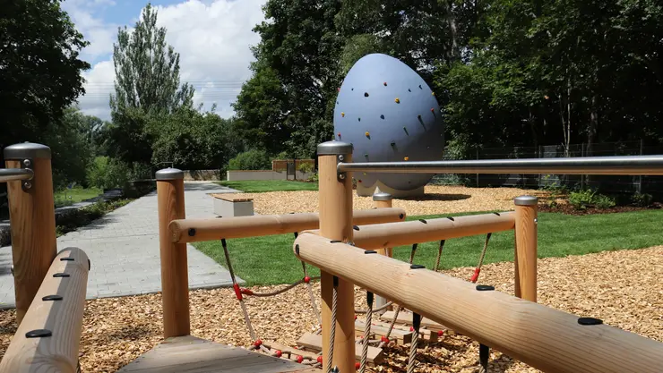 Gerüst und "Kletter-Ei" auf dem Spielplatz in der Dambacher Straße