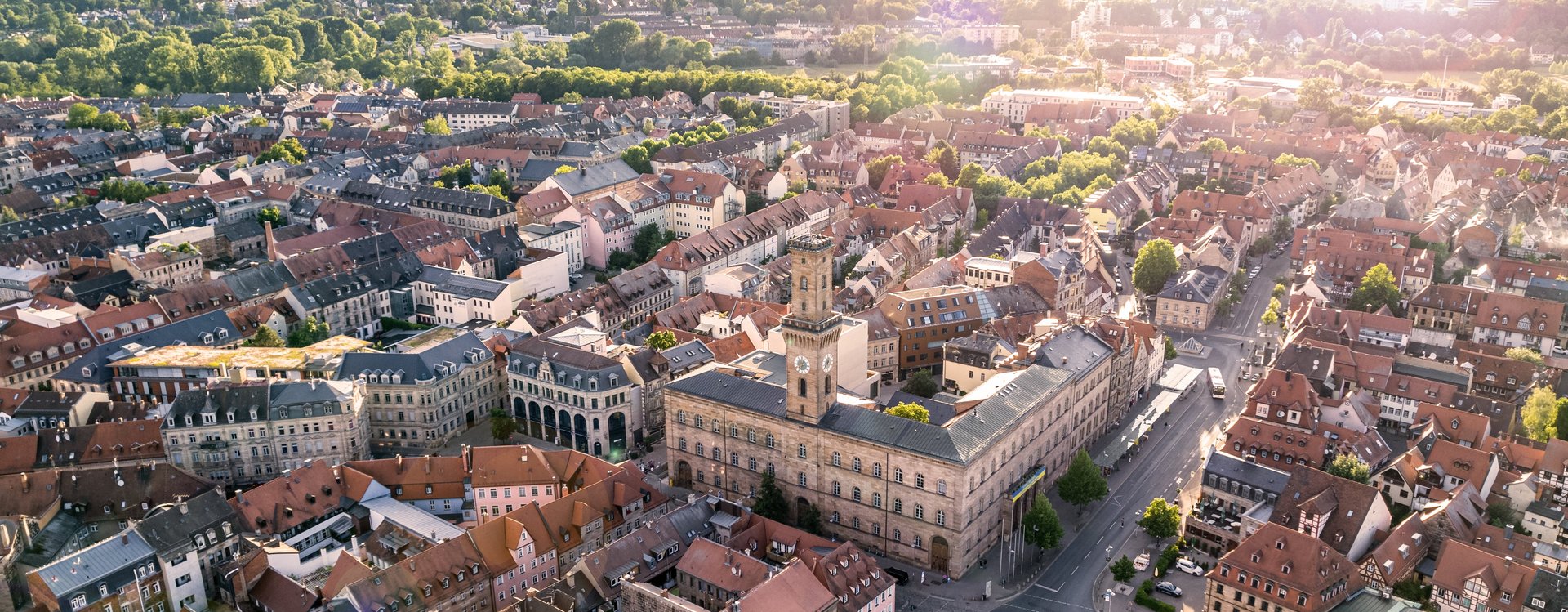 Blick von schräg oben auf das Fürther Rathaus